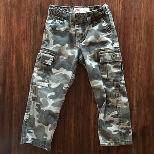 Levi’s kids camo cargo pants, size 3T!
